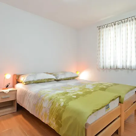 Apartment Josip 1713 *
